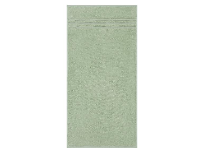 Serviette de bain longue et rectangulaire de couleur vert clair avec des rayures horizontales en haut.