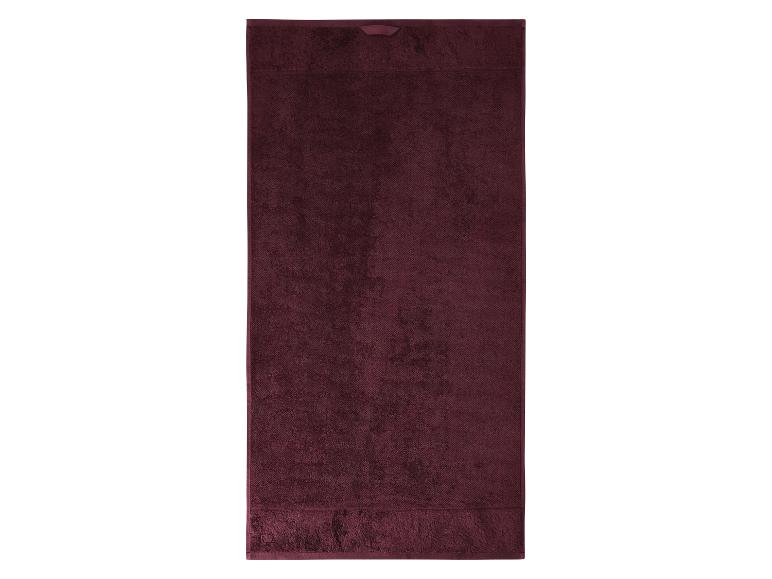 Serviette de bain bordeaux.