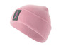 Un bonnet rose en tricot avec une étiquette noire.