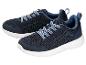 Une paire de chaussures de sport bleues avec des lacets blancs et bleus.