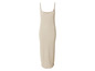 Une longue robe beige avec des bretelles fines.