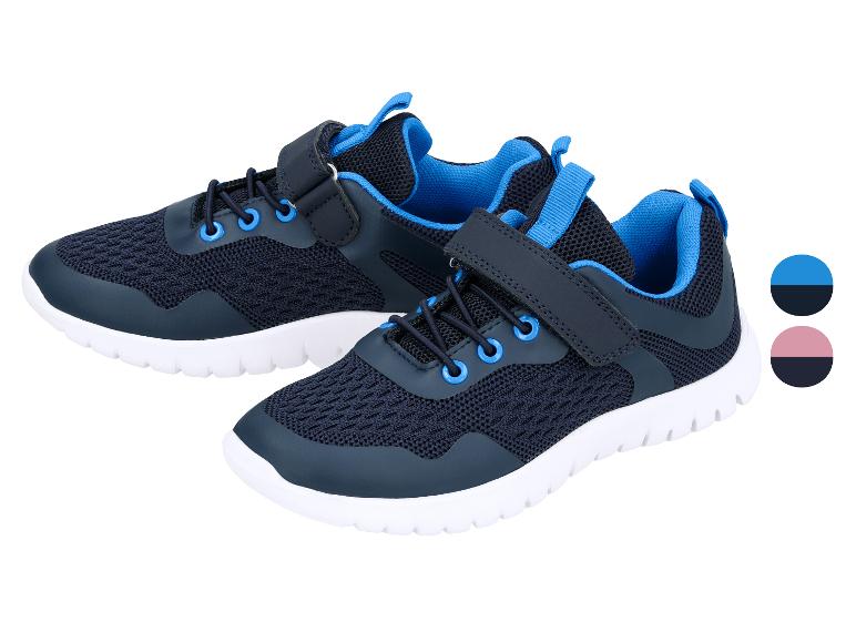 Deux paires de chaussures de sport pour enfants bleu marine avec des accents bleus et roses.