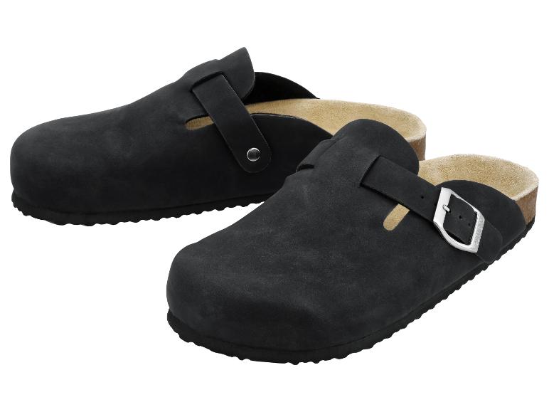 Une paire de sabots noirs pour hommes avec boucles et semelles en liège.