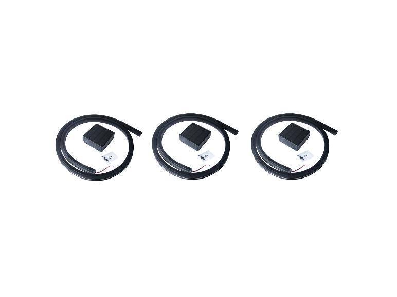 Trois ensembles de bandes LED solaires avec panneaux solaires noirs et accessoires.