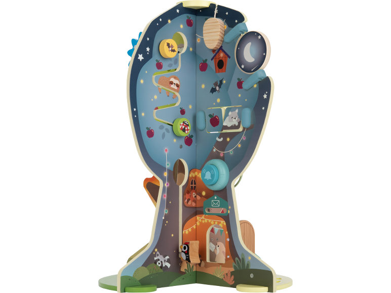 Centre d'activités en bois en forme d'arbre avec animaux, labyrinthes et éléments interactifs.