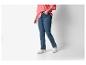 Femme en jeans Levi's et baskets.