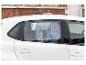 Une voiture blanche avec un pare-soleil Frozen à la fenêtre.