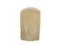 Une housse de protection beige pour un foyer extérieur.