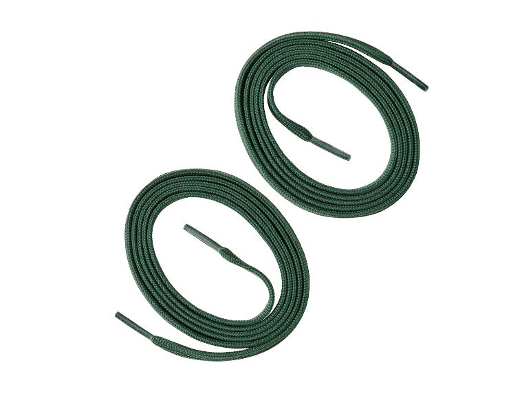 Deux paires de lacets vert foncé, enroulés en spirale sur un fond blanc.
