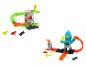Deux ensembles de pistes de voitures jouets, l'un avec un alligator vert et l'autre avec un monstre bleu.