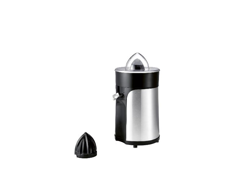 Presse-agrumes en acier inoxydable avec des accents noirs et un cône amovible sur fond blanc.