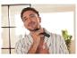 Un homme se rase la barbe avec la tondeuse cheveux et barbe Cien Beauty.