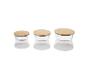 Trois pots en verre avec couvercles en bois