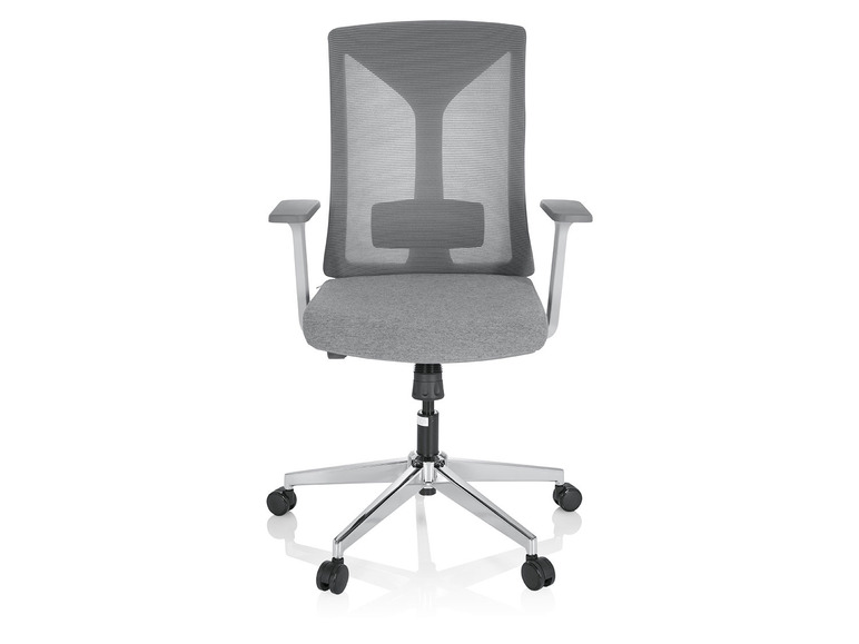 Chaise de bureau grise avec dossier en mesh et accoudoirs sur roulettes.