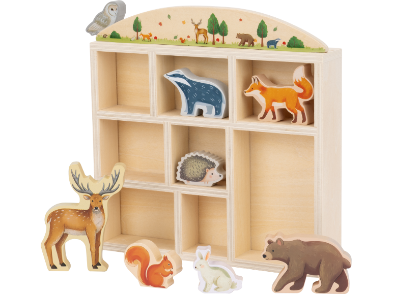 Ensemble de jeu en bois d'animaux de la forêt avec étagère de présentation et diverses figurines.