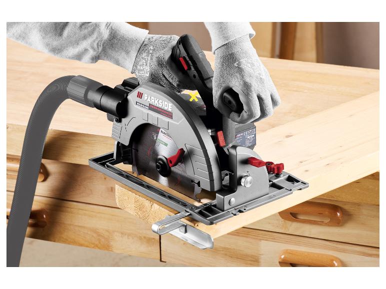 Scie circulaire sans fil coupant une pièce de bois sur un établi.