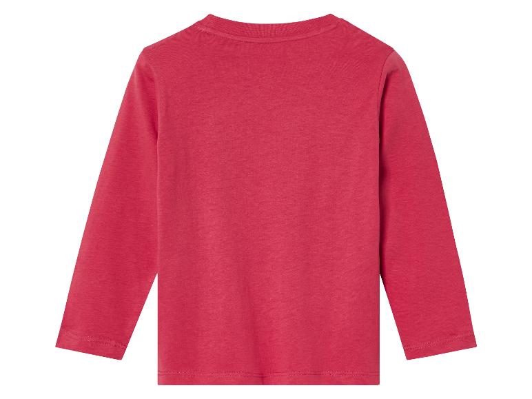 Un t-shirt à manches longues rose.