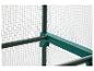 Détail d'une serre de jardin avec cadre vert et couverture en maille blanche.