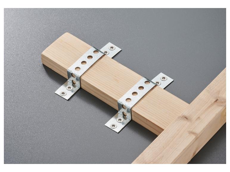 Poutres en bois reliées par des équerres métalliques avec des vis