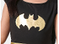 Gros plan d'un enfant portant un haut noir avec un logo Batman doré.