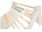 Structure d'escalade en bois avec toboggan et échelle, en bois naturel et accents pastel.