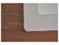 Surface en plastique grise sur fond de bois marron.