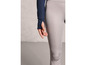 Leggings grises et un sweat-shirt bleu marine avec des trous pour les pouces.