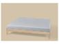 Matelas gris clair sur un cadre de lit en bois.