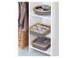 Boîtes de rangement en bambou avec un tissu gris pour organiser les vêtements.