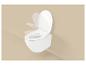 Toilettes murales blanches avec abattant à fermeture douce sur fond beige.