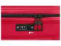 Une valise rouge avec une serrure à combinaison et une fermeture éclair.