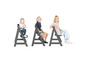 Trois enfants assis sur des chaises grises pour enfants.