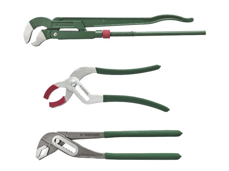 Trois pinces de plombier vertes et grises, dont une pince à tuyau et deux pinces multiprises.