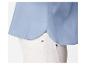 Une chemise bleu clair sur un jean blanc.