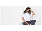 T-shirt blanc et jeans foncés : vêtements décontractés pour femme.