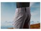 L'arrière d'un pantalon gris avec un paysage montagneux en arrière-plan.