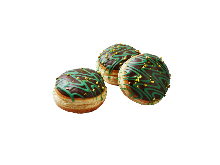 Trois beignets au glaçage chocolat, décorés de glaçage vert et de pistaches hachées.