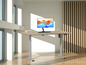 Un bureau en bois avec une hauteur réglable et un moniteur.
