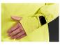 Gros plan sur une veste jaune avec une smartwatch noire