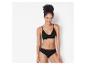 Une femme portant un soutien-gorge et une culotte noirs.