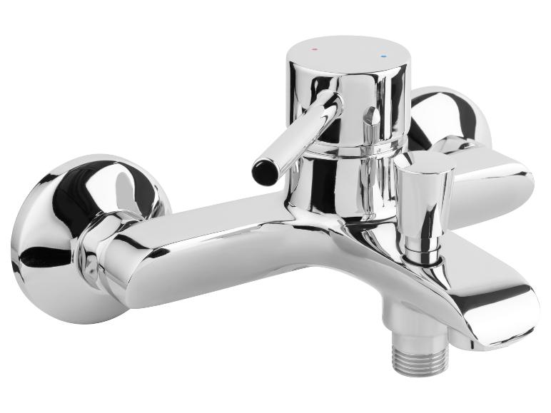 Mitigeur de bain chromé avec levier unique et inverseur de douche.