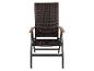 Chaise pliante en résine tressée brune avec accoudoirs en bois.
