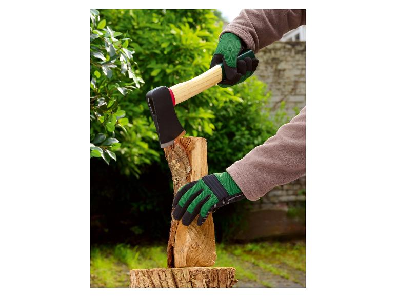 Gants de travail verts et marron avec une hache fendant une bûche de bois.