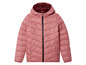 Une veste d'hiver rose à capuche.