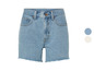 Un short en jean bleu avec des franges.