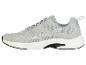 Une seule chaussure de sport gris clair et blanche avec une tige en maille et en daim.