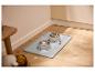 Gamelles et tapis MAX & MILA'S WORLD avec nourriture et eau sur parquet.