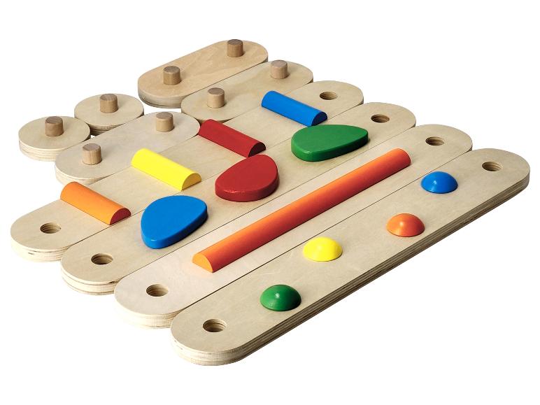 Jeu de construction en bois avec des formes colorées et des planches à trous.