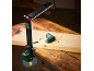 Lampe sans fil avec tournevis et embouts sur une table en bois.
