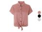 Chemise nouée rose à manches courtes, disponible aussi en noir et rayé.